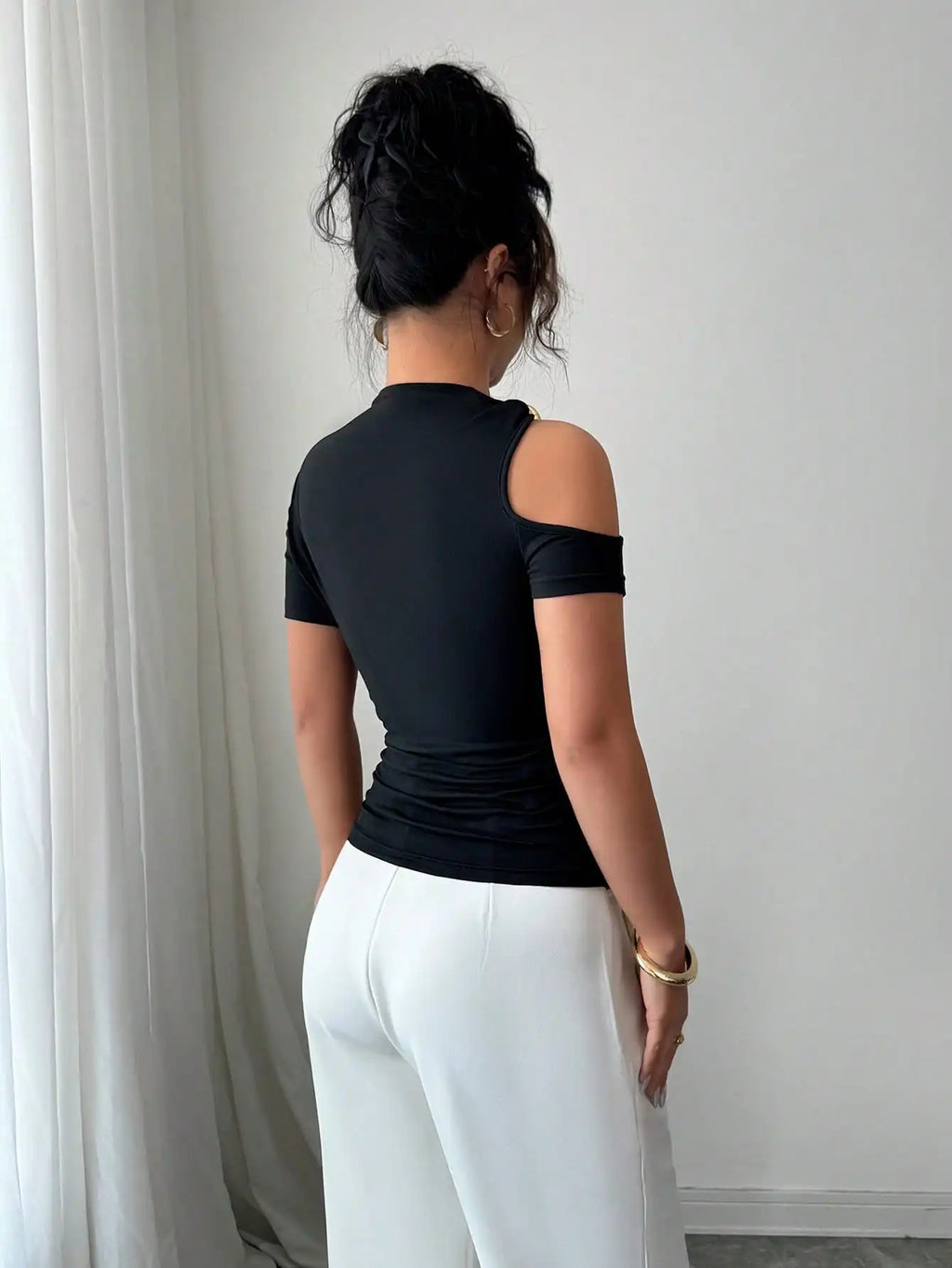 Nueva camiseta de mujer con hombros descubiertos, moderna, elegante y versátil.
