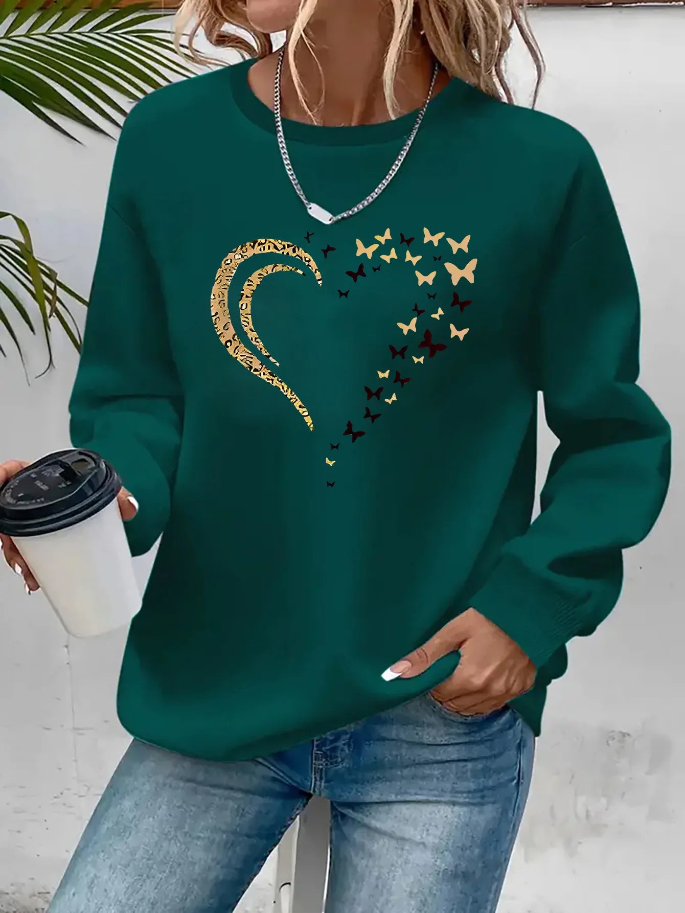 2025 Un nuevo estilo de otoño e invierno de sudadera de manga larga y talla grande con estampado de corazón para mujeres en Europa y América