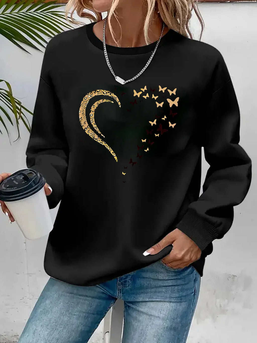 2025 Un nuevo estilo de otoño e invierno de sudadera de manga larga y talla grande con estampado de corazón para mujeres en Europa y América