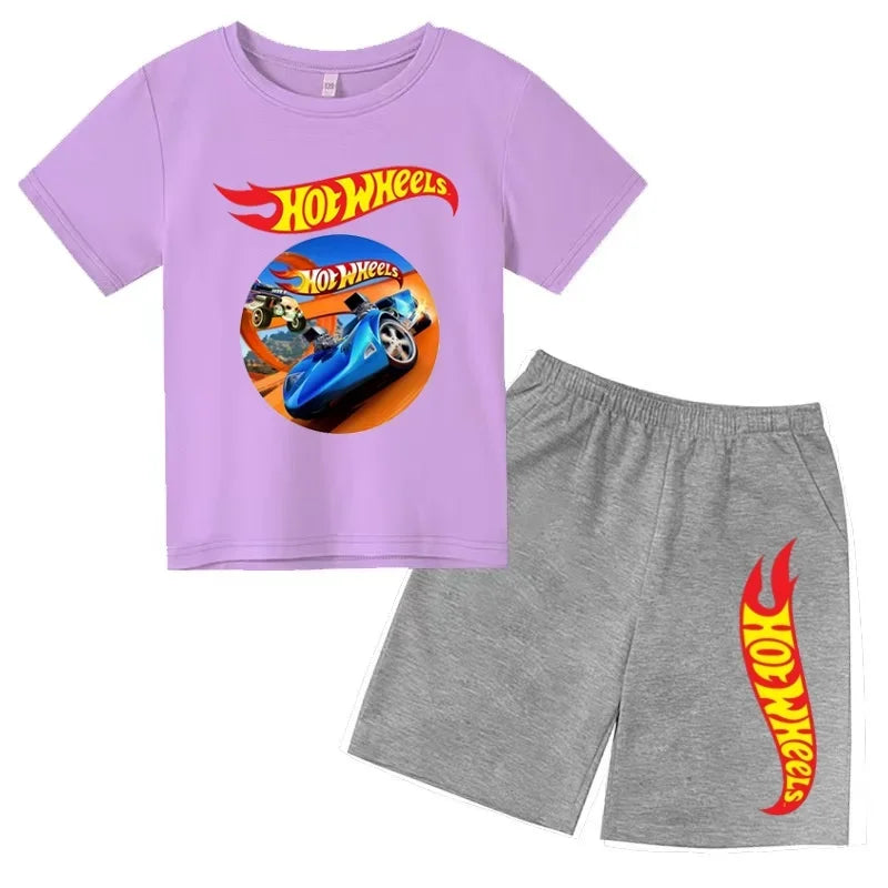 Un conjunto de ropa informal adecuada para niños y niñas, que incluye camisetas de manga corta con diseños de coches deportivos de verano.