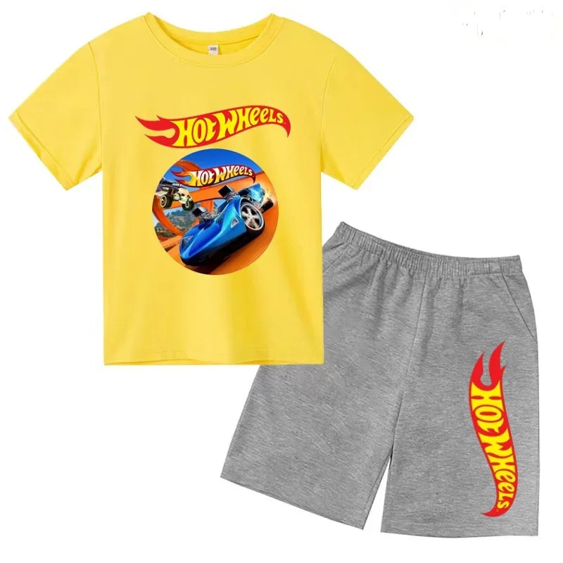 Un conjunto de ropa informal adecuada para niños y niñas, que incluye camisetas de manga corta con diseños de coches deportivos de verano.