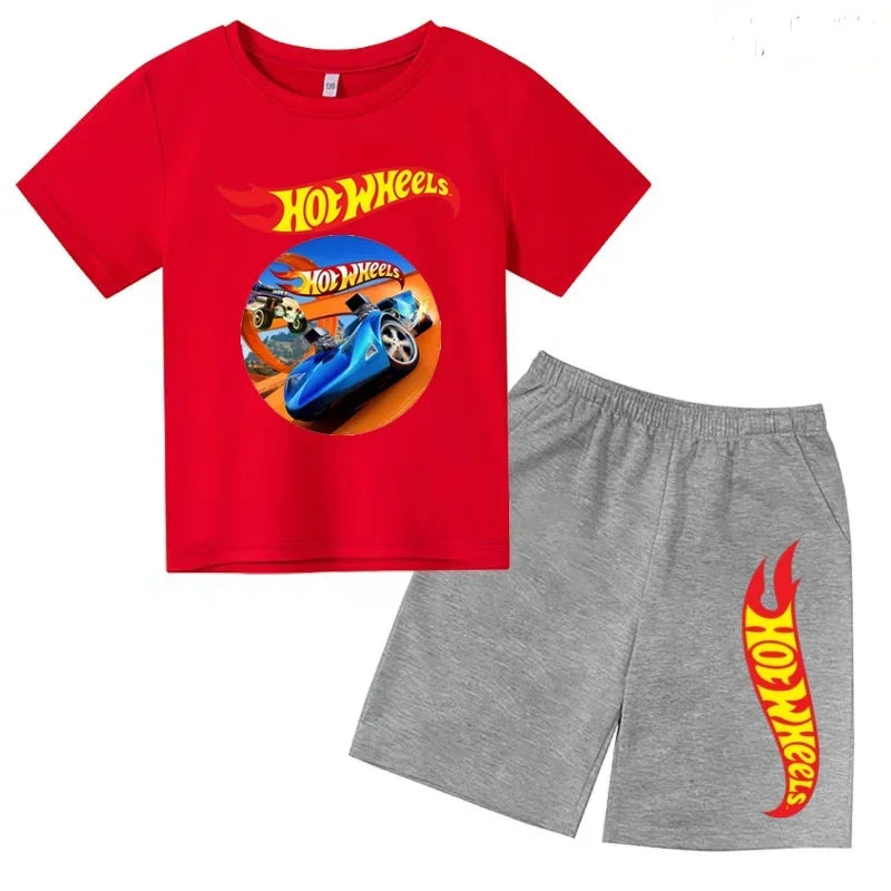 Un conjunto de ropa informal adecuada para niños y niñas, que incluye camisetas de manga corta con diseños de coches deportivos de verano.