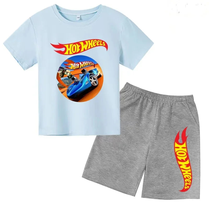 Un conjunto de ropa informal adecuada para niños y niñas, que incluye camisetas de manga corta con diseños de coches deportivos de verano.