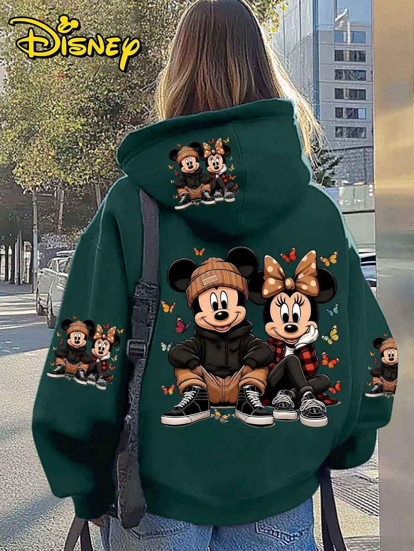 Sudadera con capucha unisex de lana de algodón de Disney, color negro, con Mickey Minnie, pose sentada y mariposas coloridas, estampado en la espalda, corte holgado