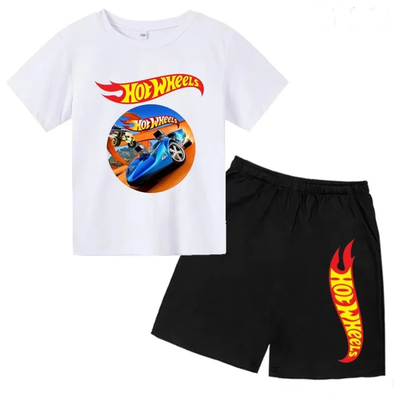 Un conjunto de ropa informal adecuada para niños y niñas, que incluye camisetas de manga corta con diseños de coches deportivos de verano.