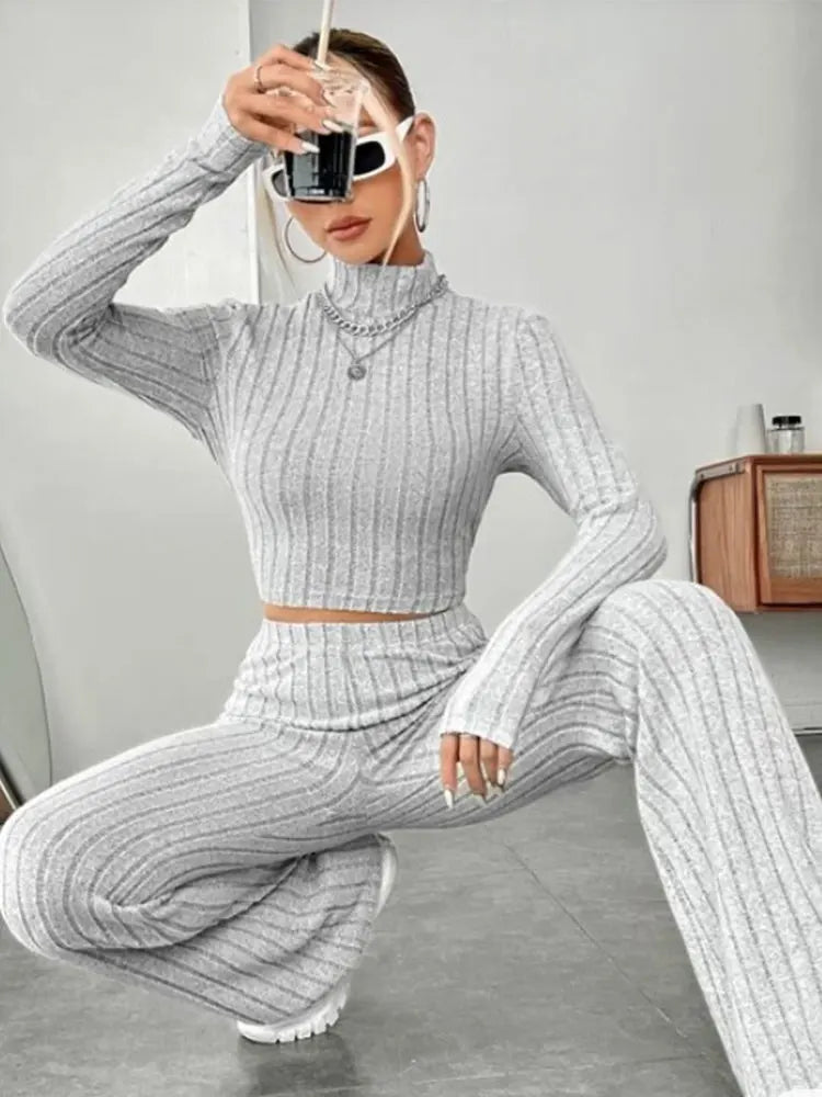 Camiseta ombligo con cuello alto y pantalones de trompeta