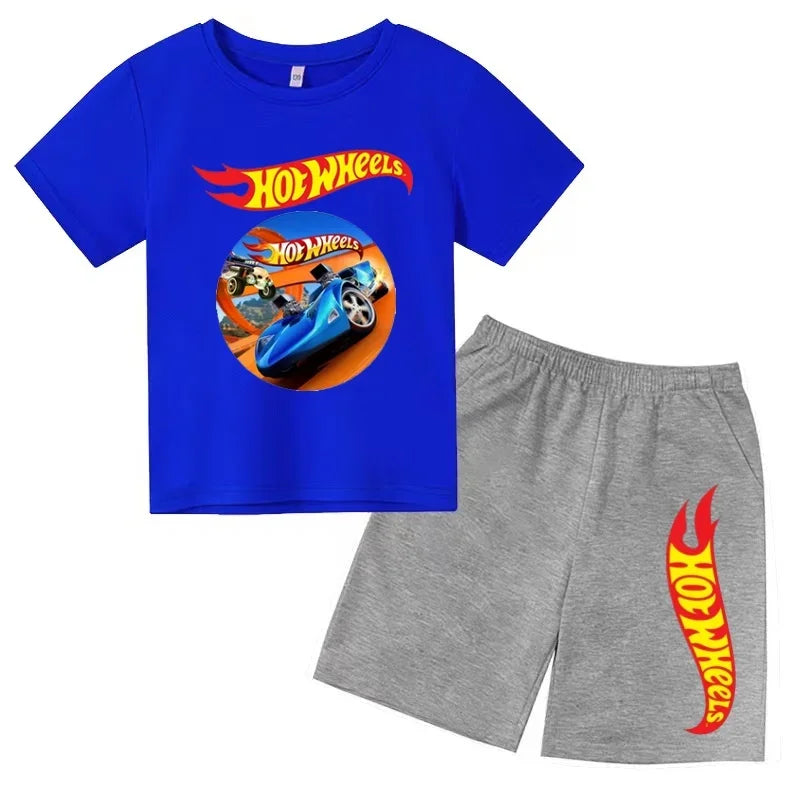 Un conjunto de ropa informal adecuada para niños y niñas, que incluye camisetas de manga corta con diseños de coches deportivos de verano.