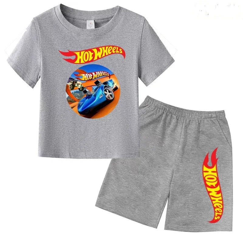 Un conjunto de ropa informal adecuada para niños y niñas, que incluye camisetas de manga corta con diseños de coches deportivos de verano.