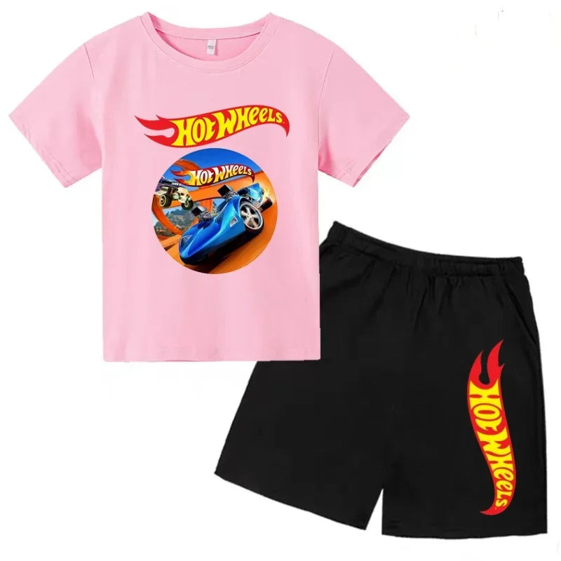 Un conjunto de ropa informal adecuada para niños y niñas, que incluye camisetas de manga corta con diseños de coches deportivos de verano.