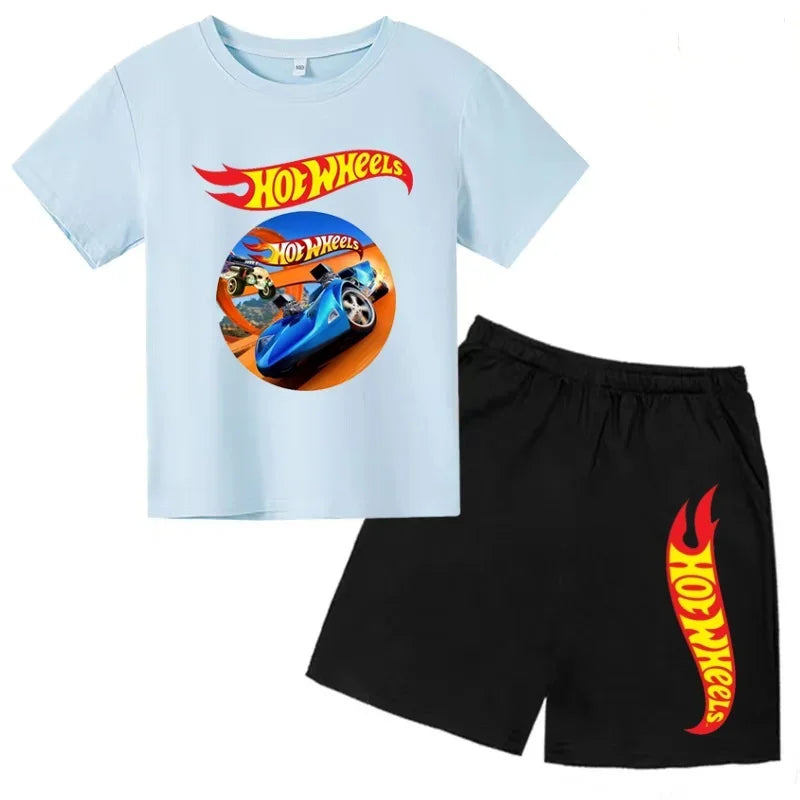 Un conjunto de ropa informal adecuada para niños y niñas, que incluye camisetas de manga corta con diseños de coches deportivos de verano.