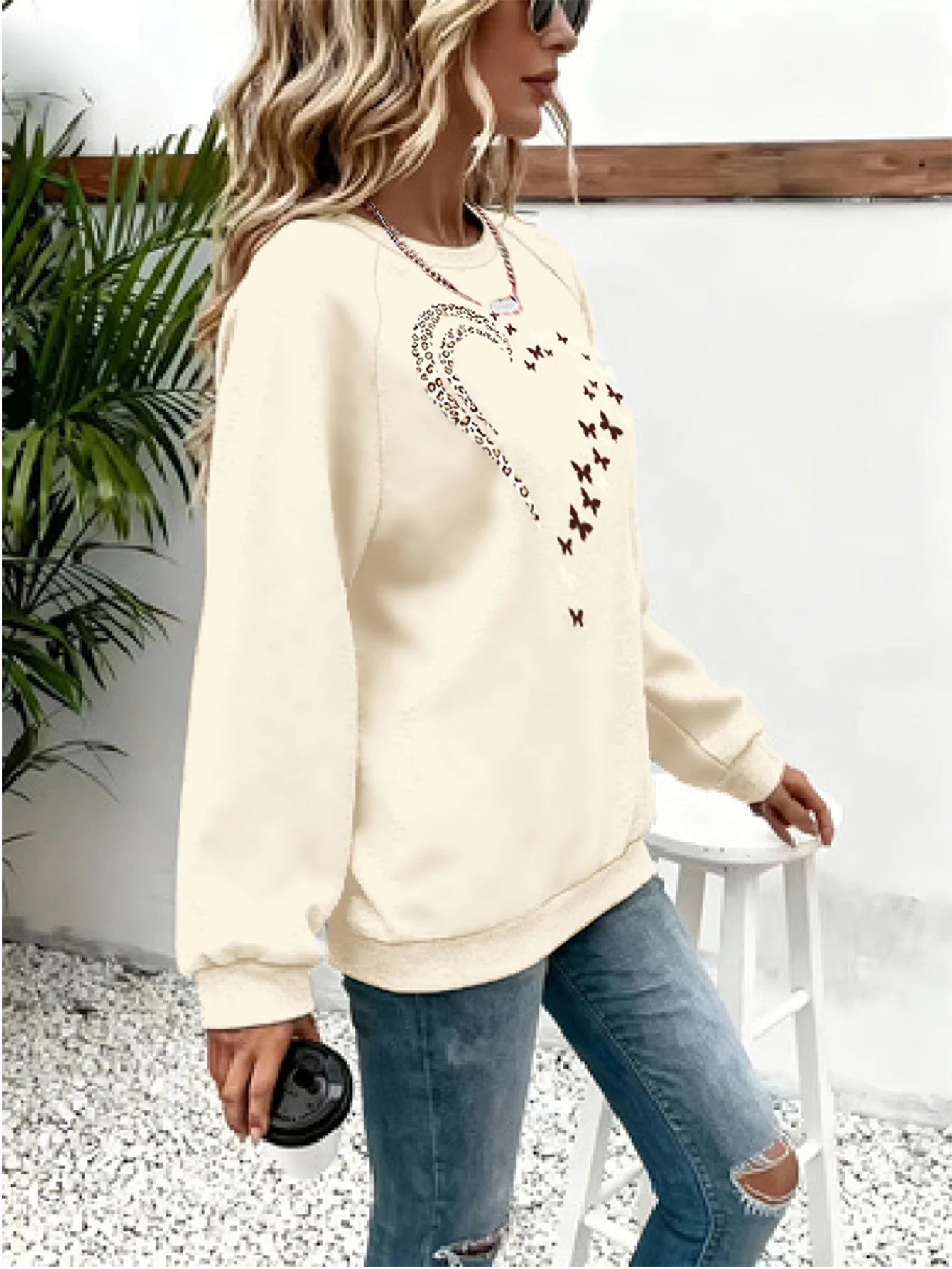 2025 Un nuevo estilo de otoño e invierno de sudadera de manga larga y talla grande con estampado de corazón para mujeres en Europa y América