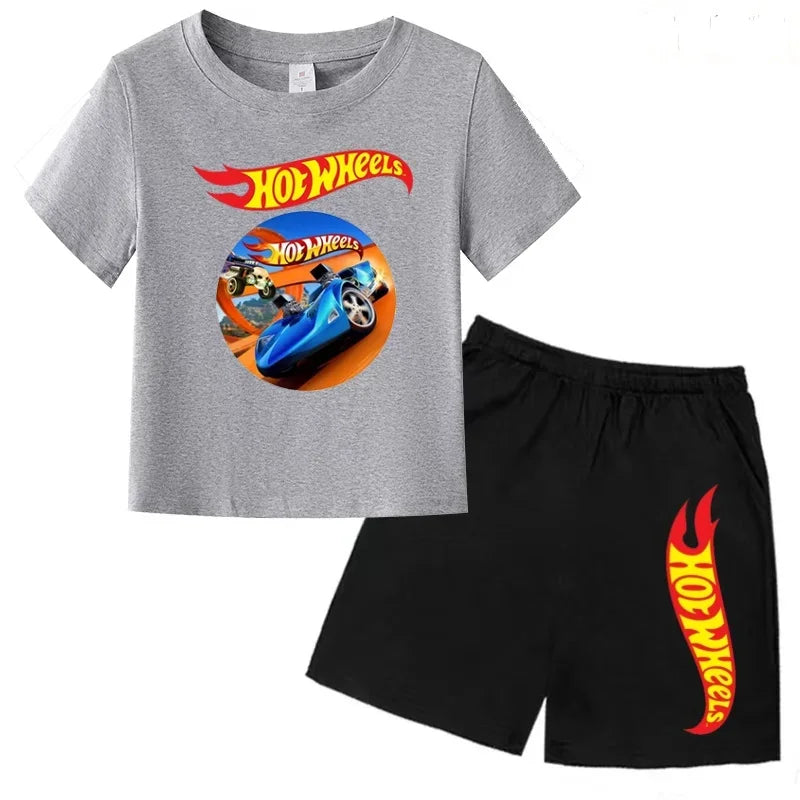 Un conjunto de ropa informal adecuada para niños y niñas, que incluye camisetas de manga corta con diseños de coches deportivos de verano.