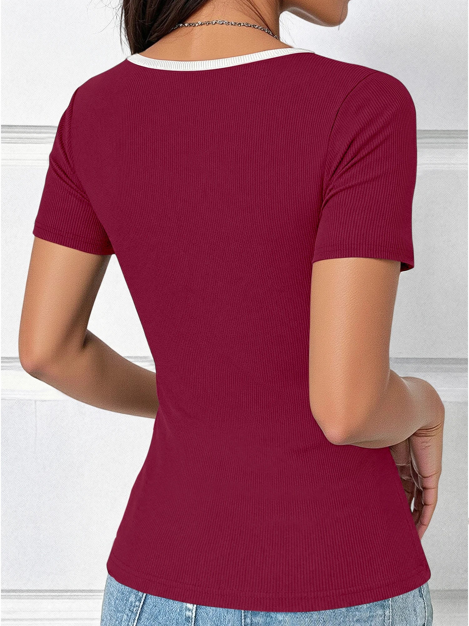 Camiseta corta de estilo coreano con cuello en V y ribetes en contraste, top corto ajustado, camiseta de manga corta con estética de los años 90, camiseta básica informal de verano