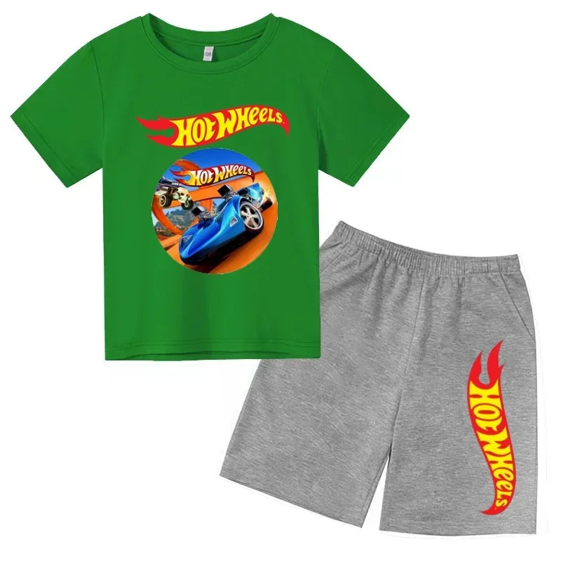 Un conjunto de ropa informal adecuada para niños y niñas, que incluye camisetas de manga corta con diseños de coches deportivos de verano.