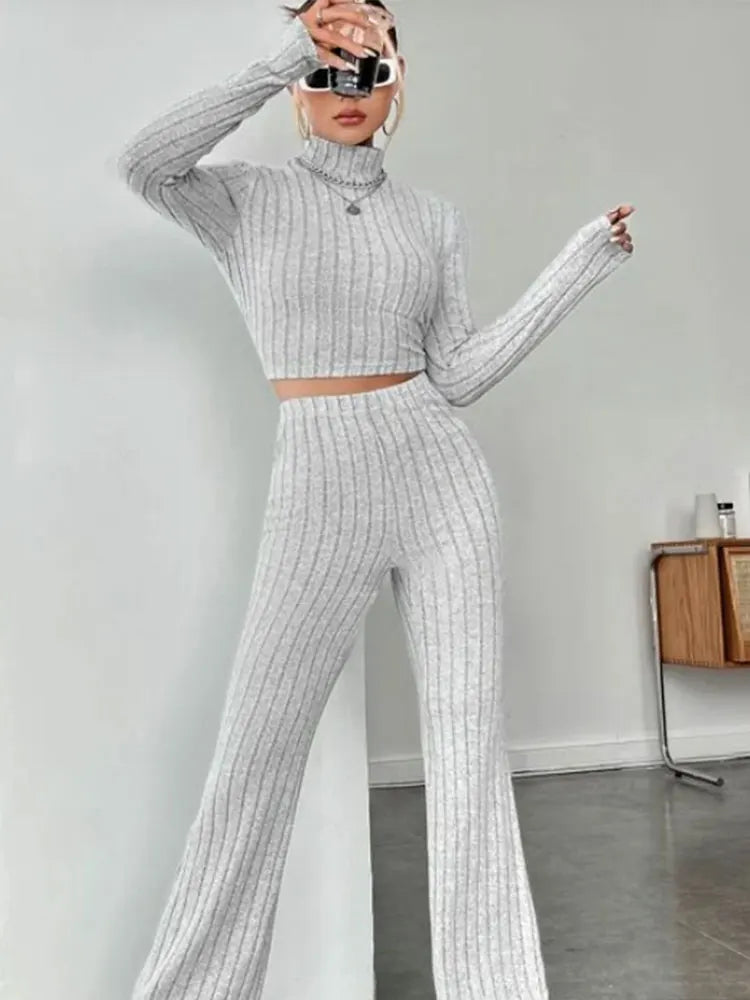 Camiseta ombligo con cuello alto y pantalones de trompeta