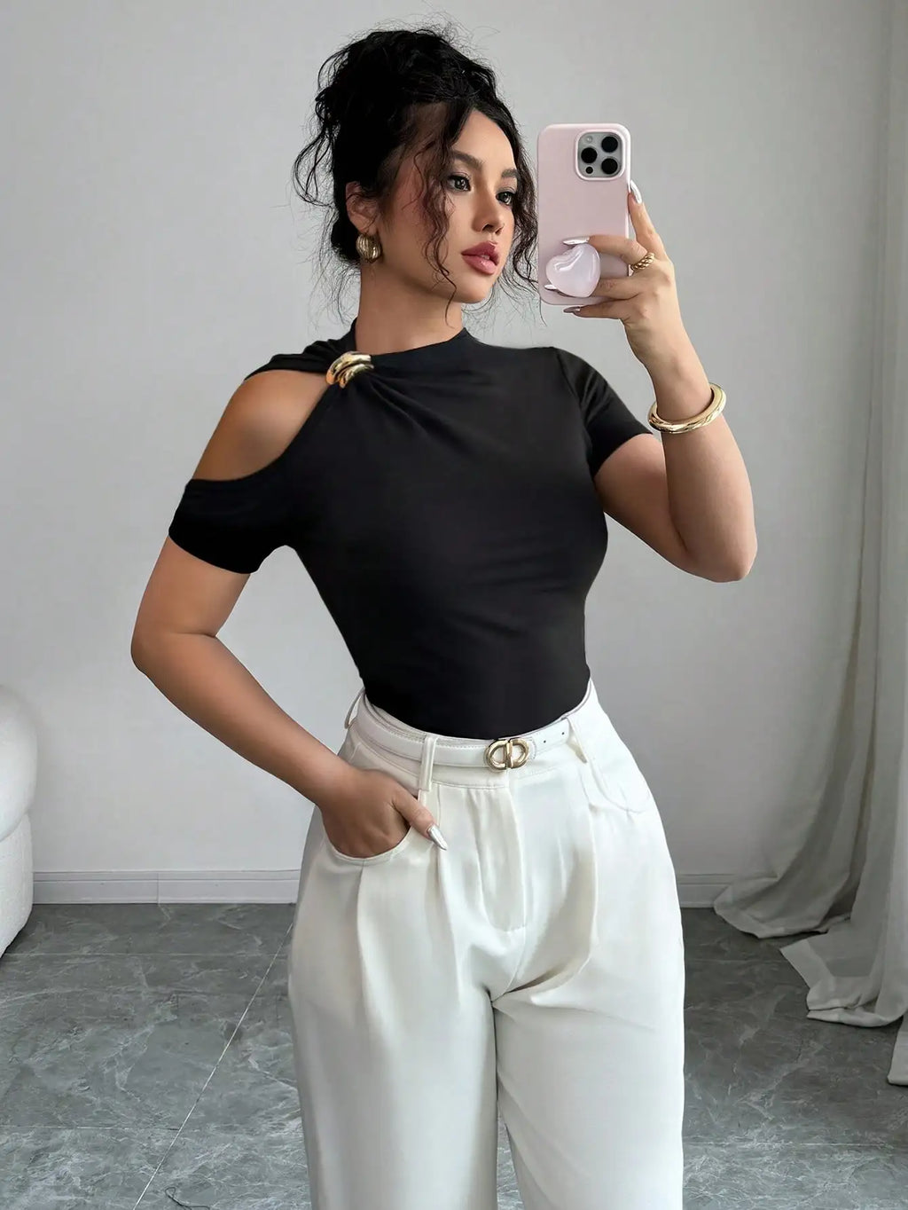 Nueva camiseta de mujer con hombros descubiertos, moderna, elegante y versátil.