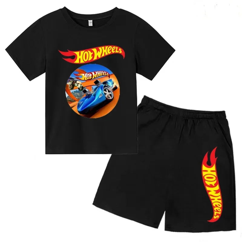 Un conjunto de ropa informal adecuada para niños y niñas, que incluye camisetas de manga corta con diseños de coches deportivos de verano.