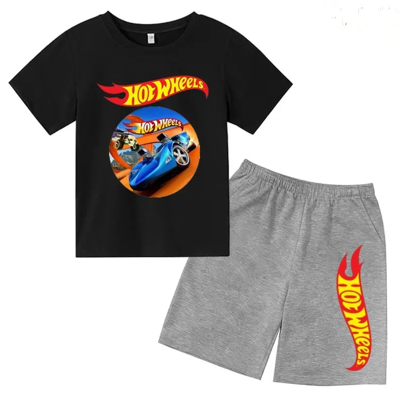 Un conjunto de ropa informal adecuada para niños y niñas, que incluye camisetas de manga corta con diseños de coches deportivos de verano.