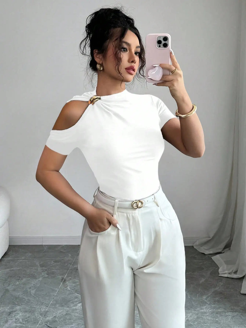 Nueva camiseta de mujer con hombros descubiertos, moderna, elegante y versátil.