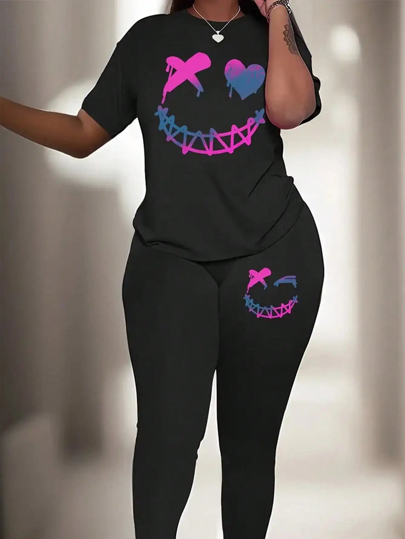 Conjunto de Dos Piezas para Mujer 2026, Camiseta Casual de Manga Corta con Cuello Redondo y Estampado de Sonrisa para las Cuatro Estaciones + Pantalones Ajustados con Estampado