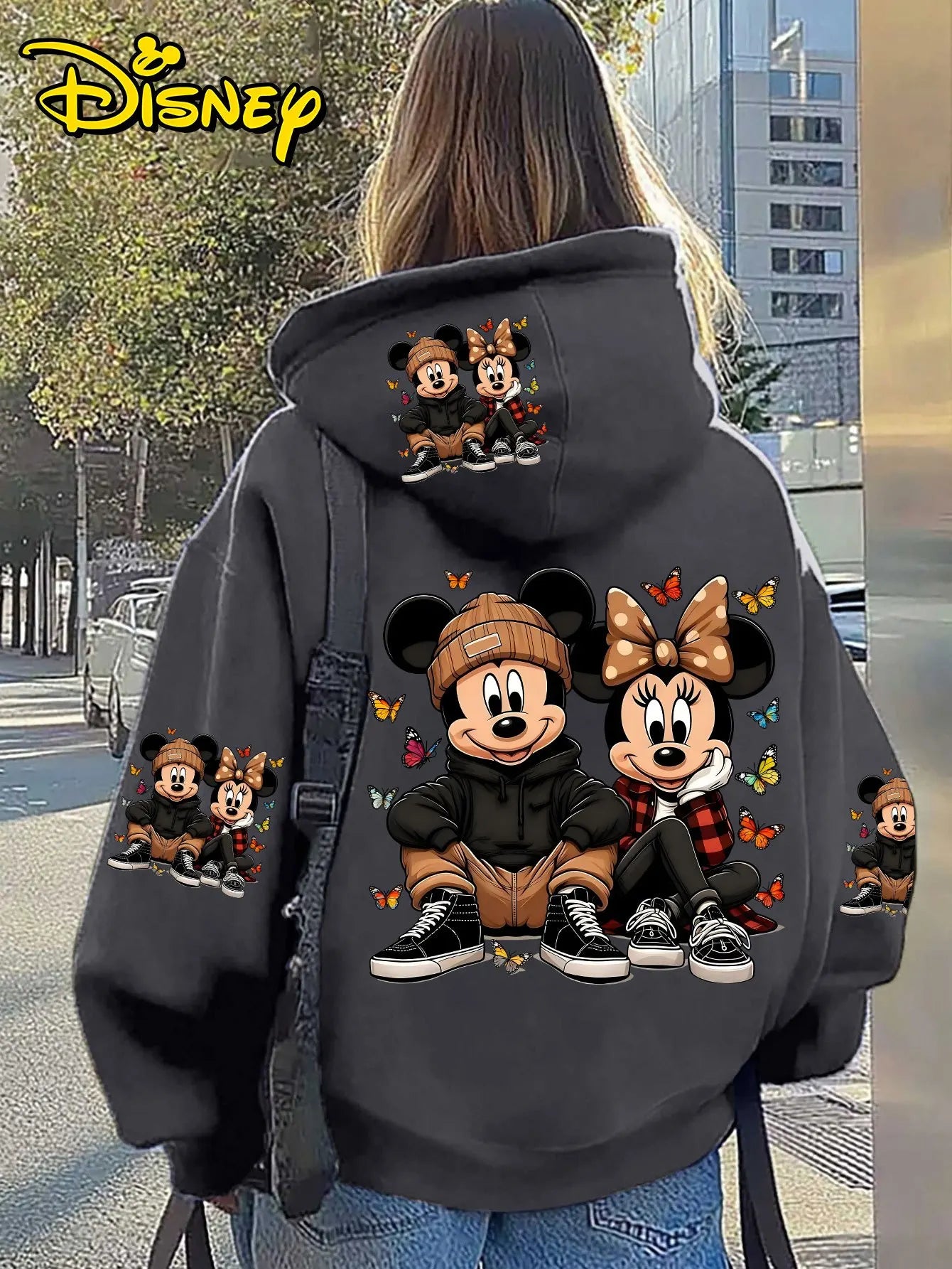 Sudadera con capucha unisex de lana de algodón de Disney, color negro, con Mickey Minnie, pose sentada y mariposas coloridas, estampado en la espalda, corte holgado