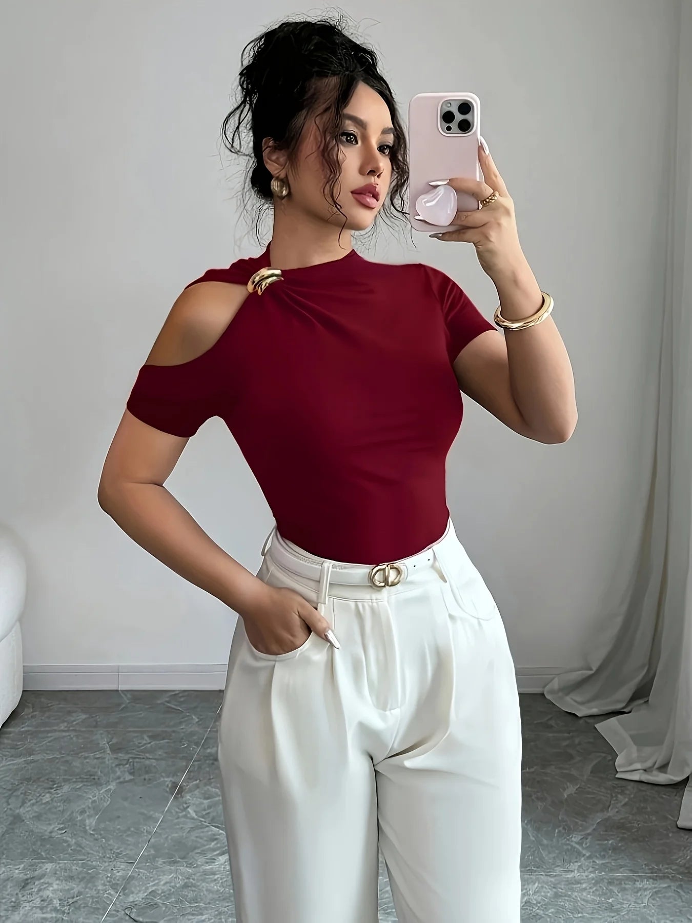 Nueva camiseta de mujer con hombros descubiertos, moderna, elegante y versátil.