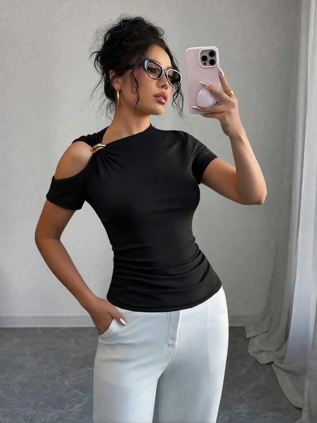 Nueva camiseta de mujer con hombros descubiertos, moderna, elegante y versátil.