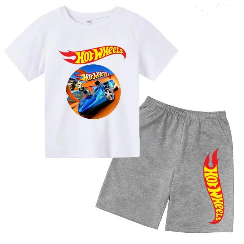 Un conjunto de ropa informal adecuada para niños y niñas, que incluye camisetas de manga corta con diseños de coches deportivos de verano.