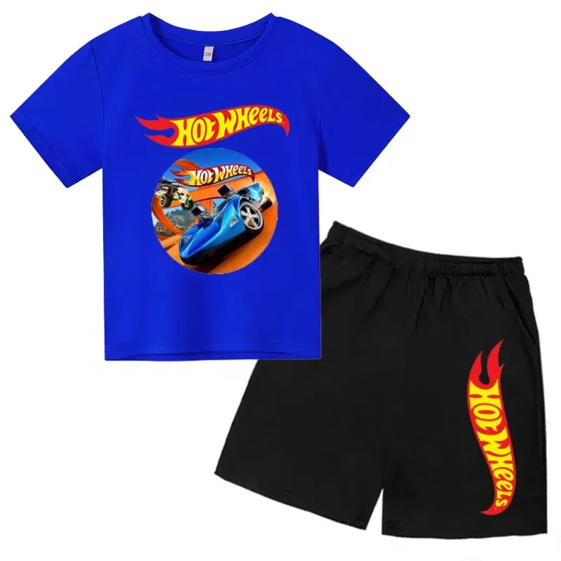 Un conjunto de ropa informal adecuada para niños y niñas, que incluye camisetas de manga corta con diseños de coches deportivos de verano.