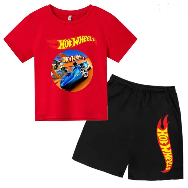 Un conjunto de ropa informal adecuada para niños y niñas, que incluye camisetas de manga corta con diseños de coches deportivos de verano.