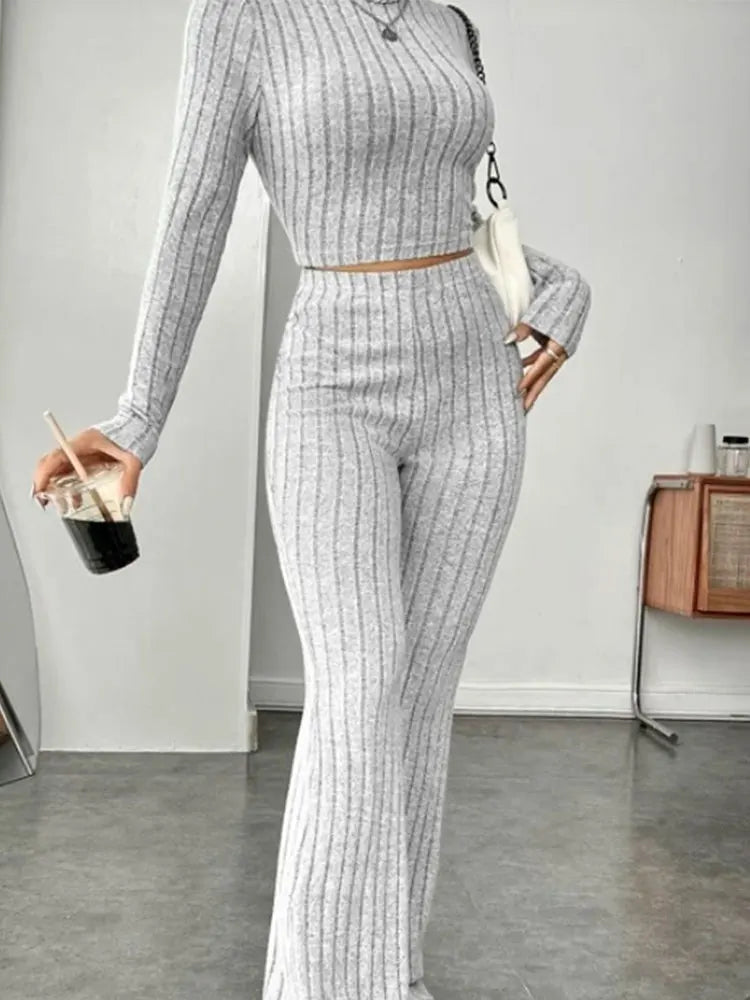 Camiseta ombligo con cuello alto y pantalones de trompeta