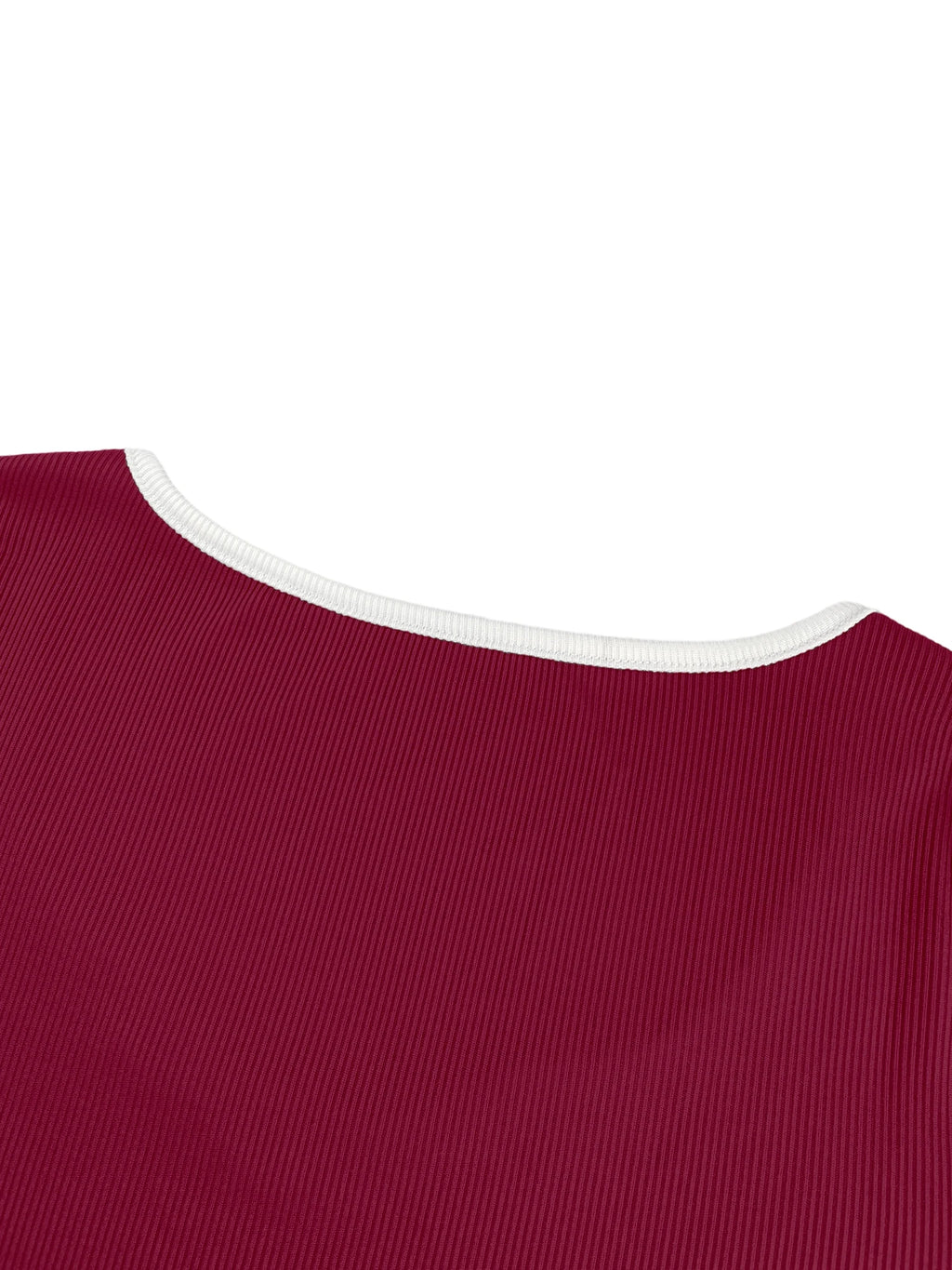 Camiseta corta de estilo coreano con cuello en V y ribetes en contraste, top corto ajustado, camiseta de manga corta con estética de los años 90, camiseta básica informal de verano