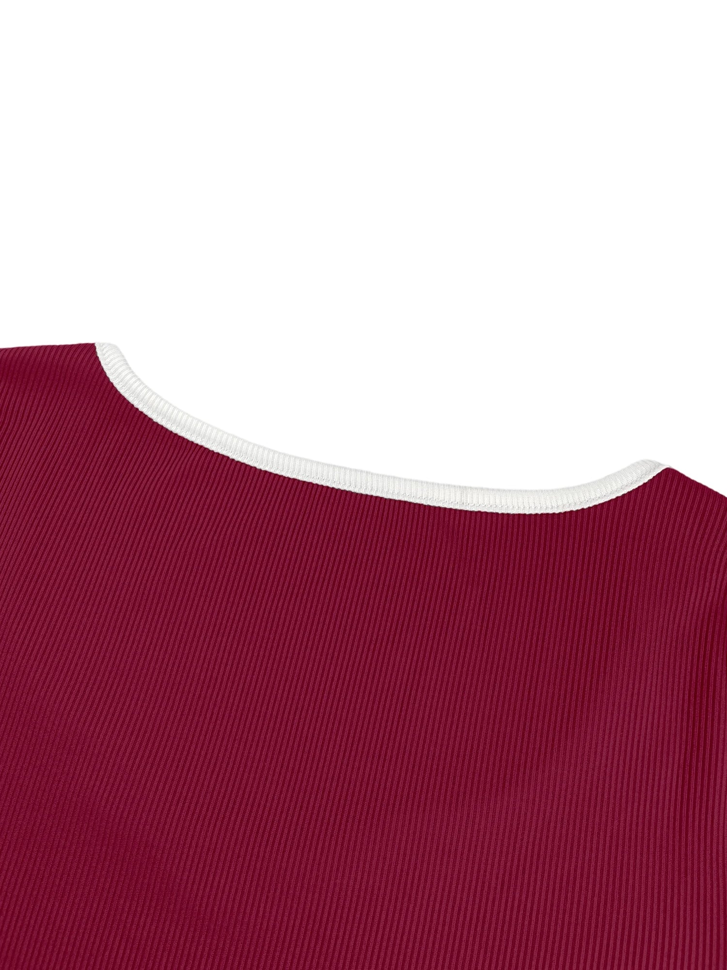 Camiseta corta de estilo coreano con cuello en V y ribetes en contraste, top corto ajustado, camiseta de manga corta con estética de los años 90, camiseta básica informal de verano