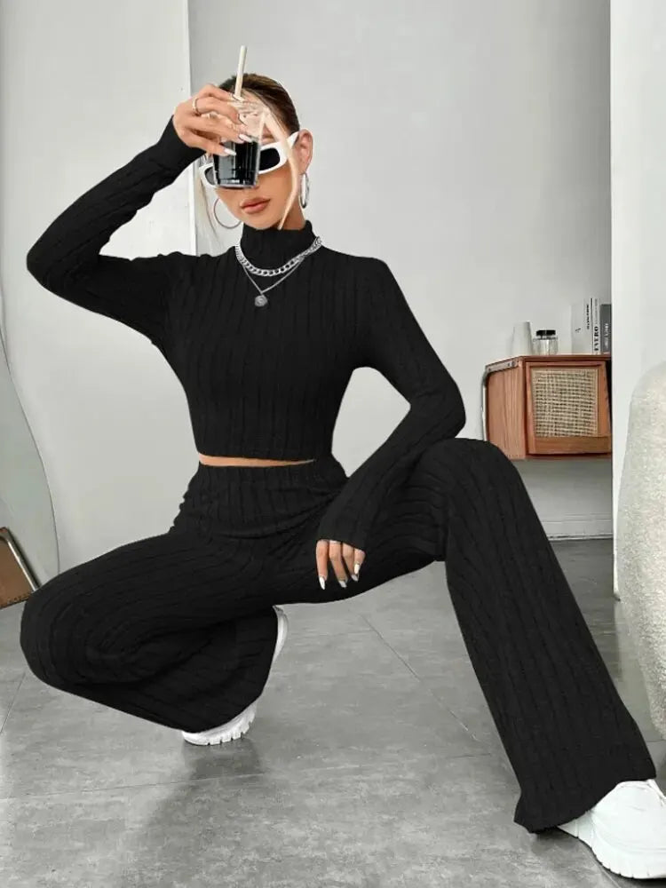 Camiseta ombligo con cuello alto y pantalones de trompeta