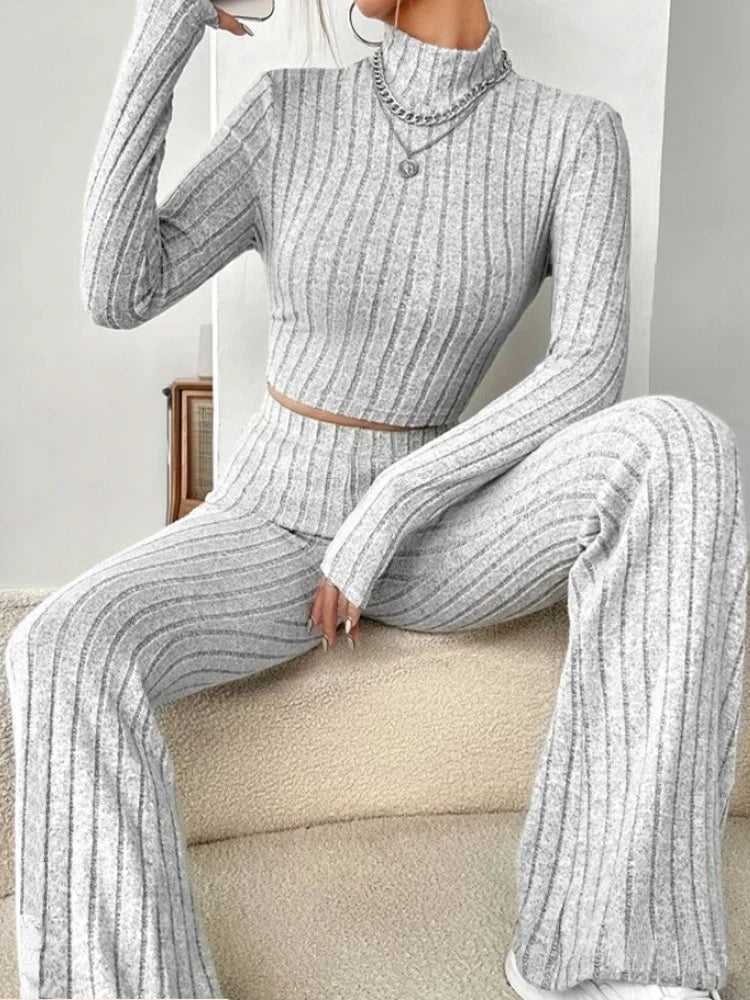 Camiseta ombligo con cuello alto y pantalones de trompeta
