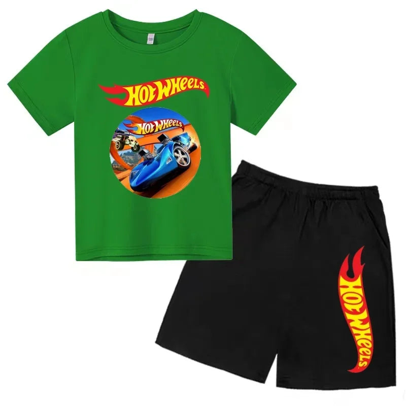 Un conjunto de ropa informal adecuada para niños y niñas, que incluye camisetas de manga corta con diseños de coches deportivos de verano.