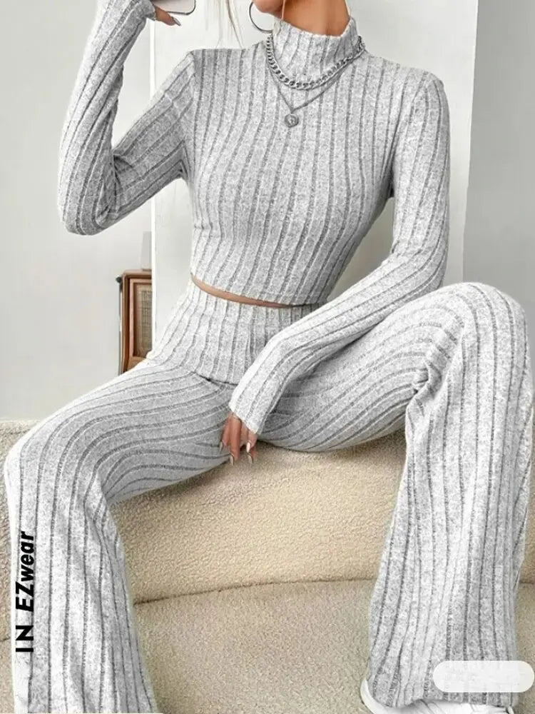 Camiseta ombligo con cuello alto y pantalones de trompeta