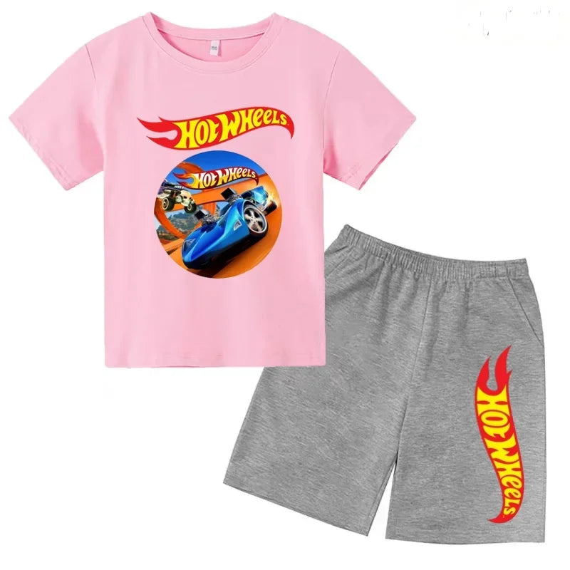 Un conjunto de ropa informal adecuada para niños y niñas, que incluye camisetas de manga corta con diseños de coches deportivos de verano.