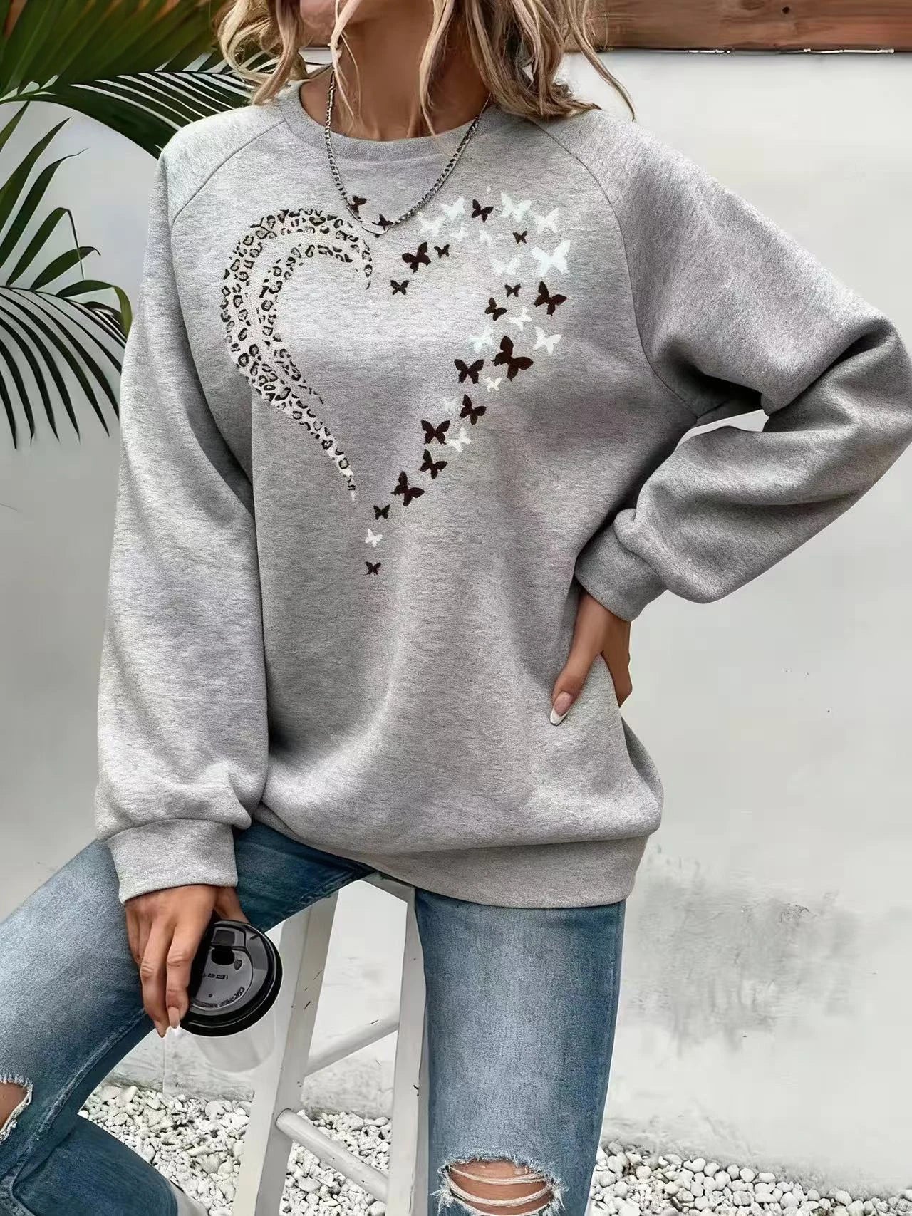 2025 Un nuevo estilo de otoño e invierno de sudadera de manga larga y talla grande con estampado de corazón para mujeres en Europa y América