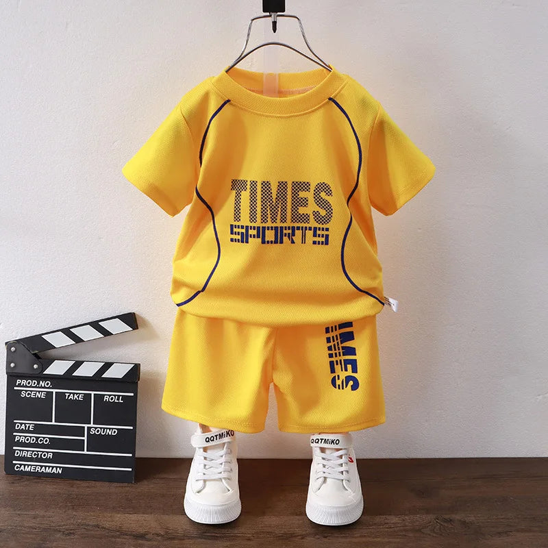 Conjunto deportivo de verano para niños, versión coreana, con estampado de letras, de secado rápido, con pantalones cortos y manga corta.