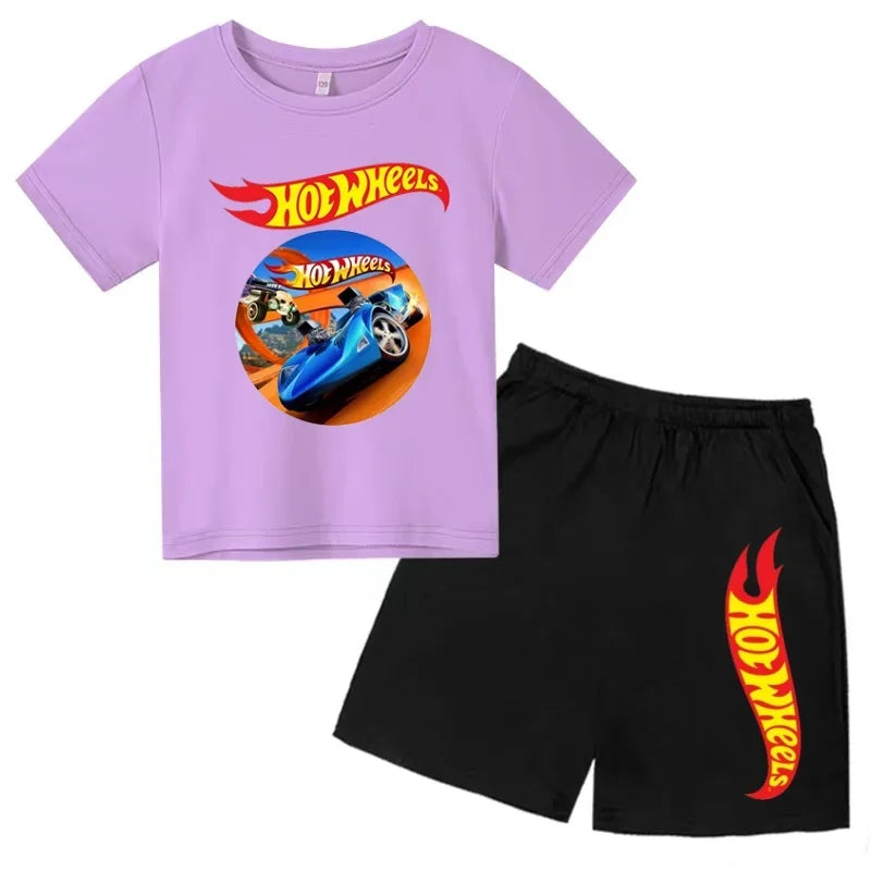 Un conjunto de ropa informal adecuada para niños y niñas, que incluye camisetas de manga corta con diseños de coches deportivos de verano.