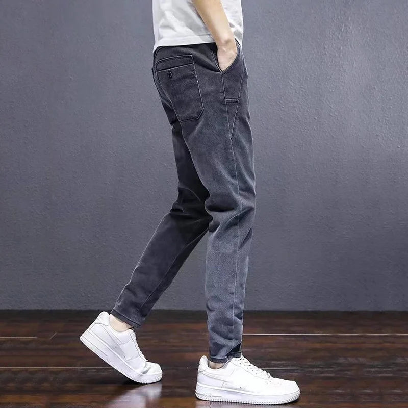 Pantalones vaqueros con cintura elástica para hombre, Pantalón cómodo de felpa, térmico, Harem, a la moda, pierna estrecha, color gris, otoño e invierno, 2024
