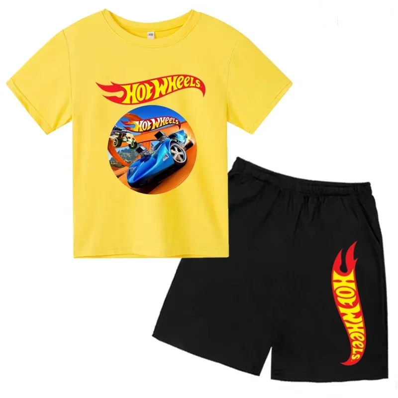 Un conjunto de ropa informal adecuada para niños y niñas, que incluye camisetas de manga corta con diseños de coches deportivos de verano.