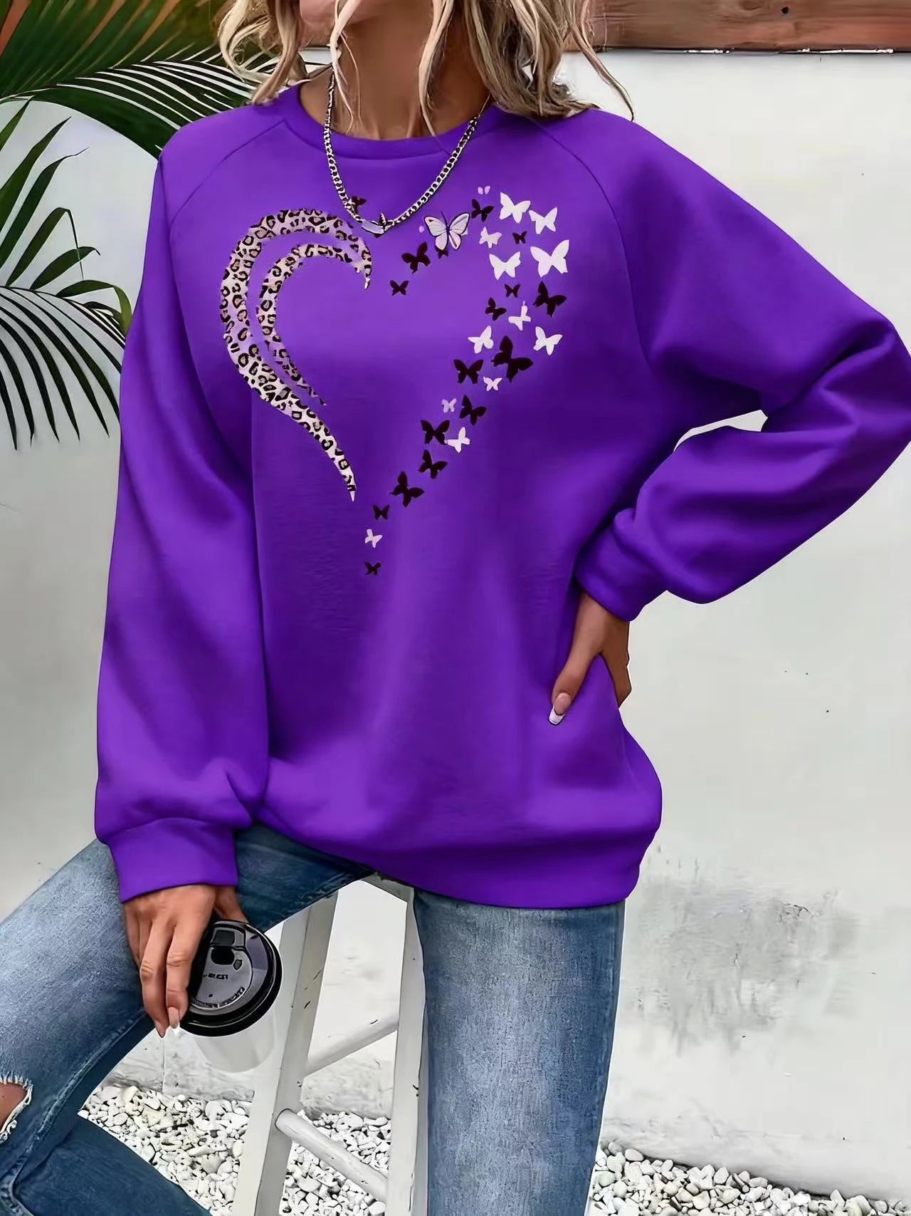 2025 Un nuevo estilo de otoño e invierno de sudadera de manga larga y talla grande con estampado de corazón para mujeres en Europa y América