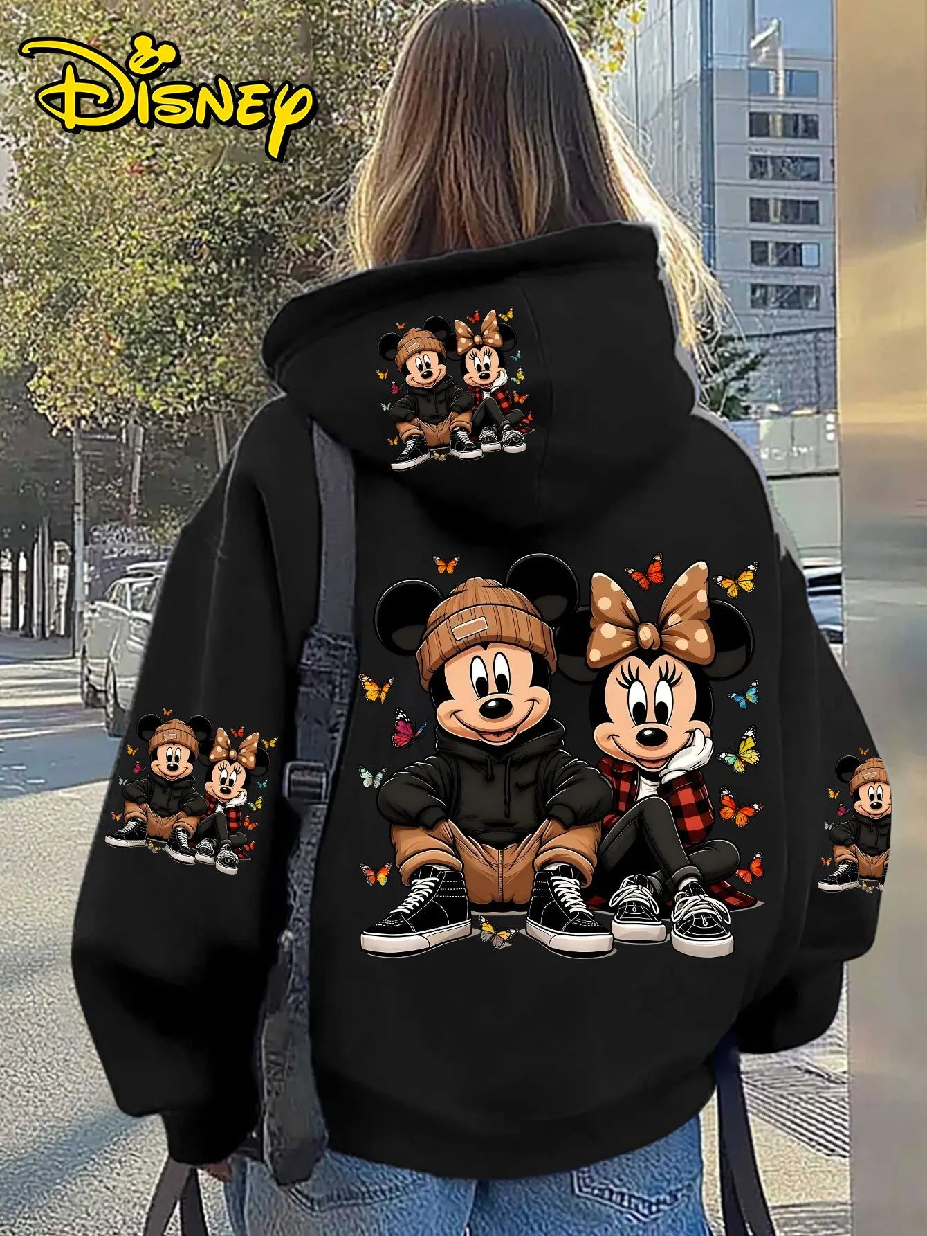 Sudadera con capucha unisex de lana de algodón de Disney, color negro, con Mickey Minnie, pose sentada y mariposas coloridas, estampado en la espalda, corte holgado